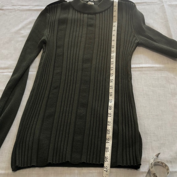 ๐ 2/$30๐ Army green ribbed sweater from H&M - Picture 5 of 9